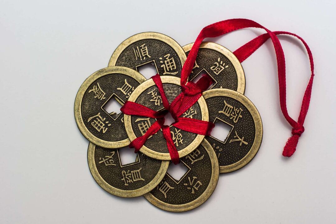 Hiina amulett raha eest koos vastavate hieroglüüfidega
